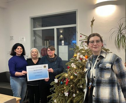 Spendenübergabe für Evas Haltestelle